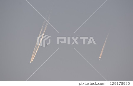 兩架飛機在傍晚的天空中飛行 129178930