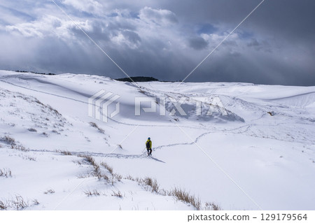 穿著雪鞋在鳥取沙丘上享受新雪的情景 129179564