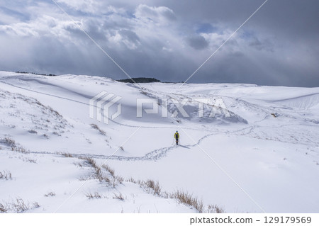 穿著雪鞋在鳥取沙丘上享受新雪的情景 129179569
