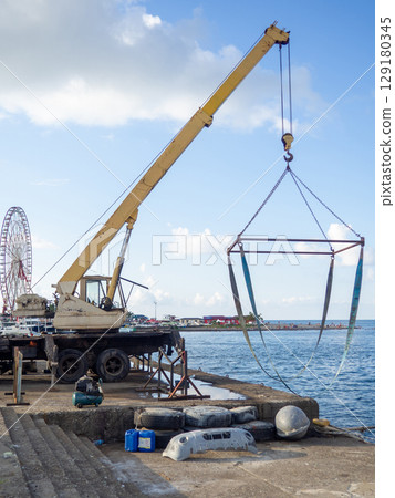 Crane for loading and lifting boats. Transportation of boats. Private boats. Resort place. 129180345