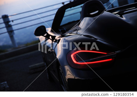 有光澤的黑色敞篷車 129180354