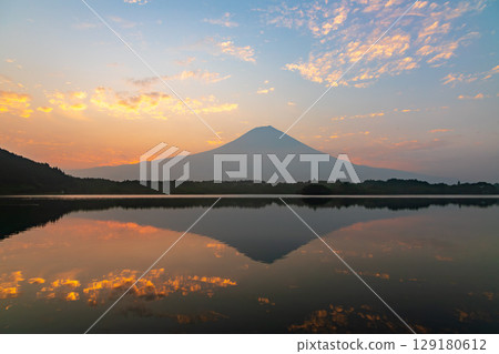 Mount Fuji reflected on Lake Tanuki in the morning 129180612