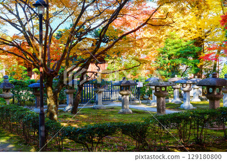 Jigen-do Temple surrounded by autumn leaves Jigen-do Temple surrounded by autumn leaves 129180800