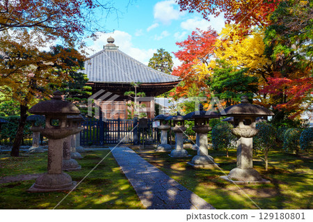 Jigen-do Temple surrounded by autumn leaves 129180801