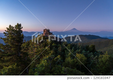 黎明時的奧秩父山脈、天狗岩和富士山 黎明時的奧秩父山脈、天狗岩和富士山 129181047