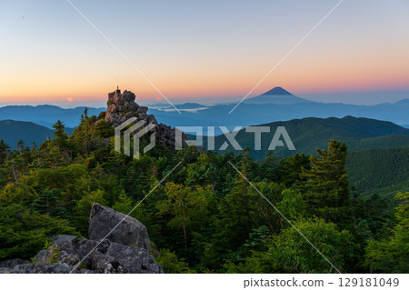 黎明時的奧秩父山脈、天狗岩和富士山 黎明時的奧秩父山脈、天狗岩和富士山 129181049