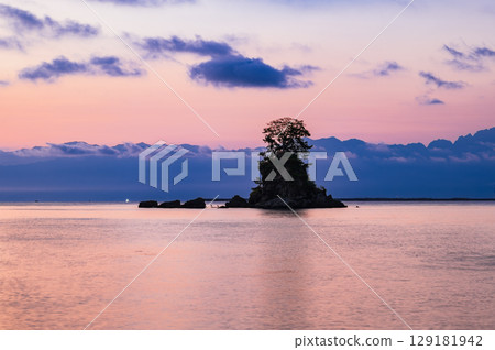 富山灣、雨晴海岸的黎明、夏日風景 129181942