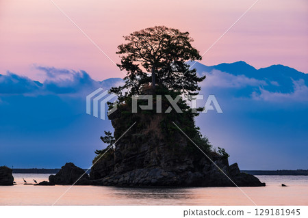 Toyama Bay, dawn on Amaharashi Coast, summer scenery 129181945