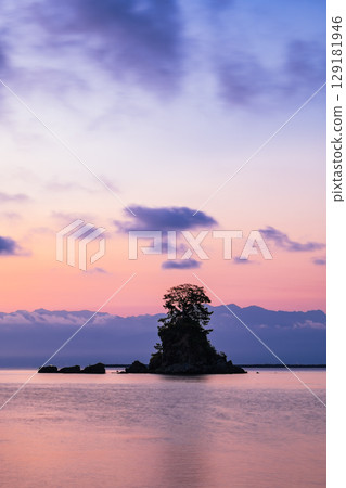 富山灣、雨晴海岸的黎明、夏日風景 129181946