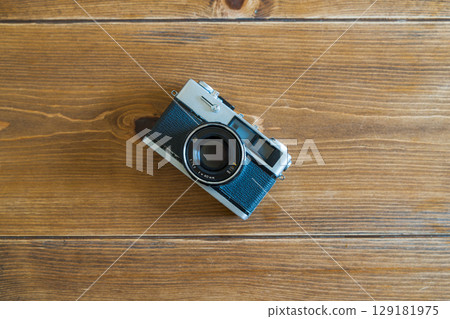 Old film camera 129181975
