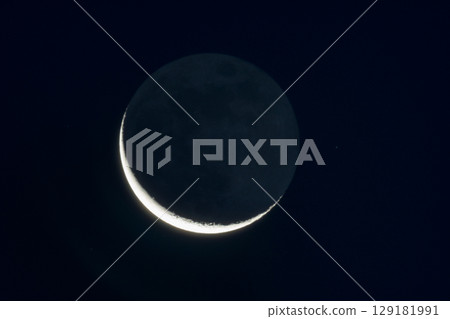 月亮漂浮在夜空中 129181991