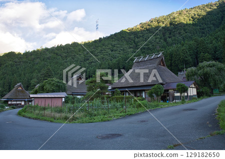 山京都：深山的寧靜鄉村風光和茅草屋頂 1 129182650