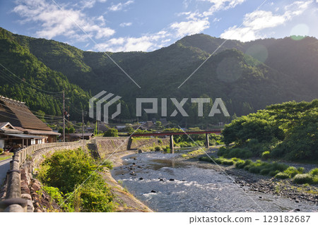 山京都：美麗的美山山脈和清澈的由良川 1 129182687