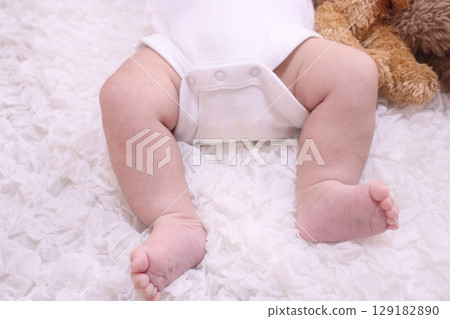 Baby's little feet 129182890