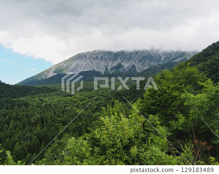 View of the south face of Mt. Daisen from Kagikake Pass in summer, July 2025 129183489