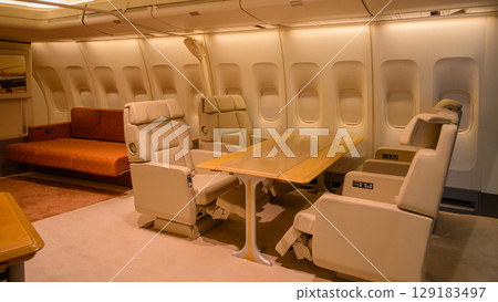政府飛機上的貴賓室 129183497