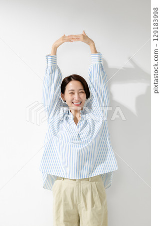 Relaxing woman 129183998