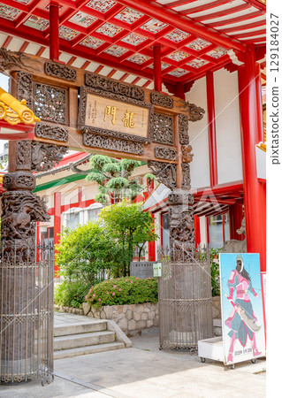 Kobe Guandi Temple (Chinese Hall) Temple dedicated to the hero Guan Yu. Inner gate. Nakayamate-dori, Chuo-ku, Kobe. 129184027