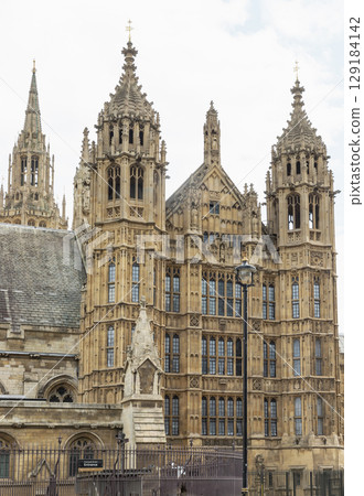 Victorian Gothic architecture of The Palace of Westminster, is a historic building located on the north bank of the River Thames. 129184142