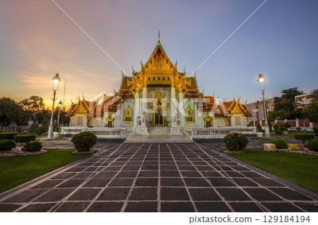 Beautiful Thai Marble Temple (Wat Benchamabophit) during twilight 129184194
