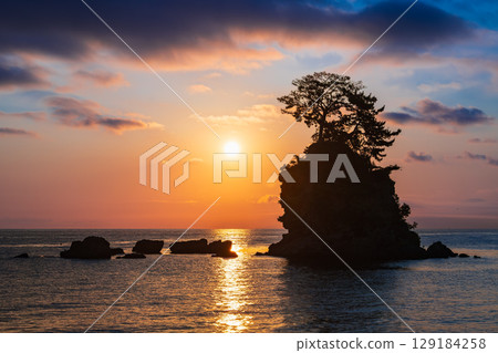 Sunrise at Amaharashi Coast, Toyama Bay, summer scenery Sunrise at Amaharashi Coast, Toyama Bay, summer scenery 129184258
