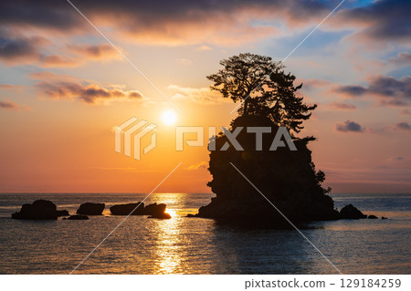 富山灣雨晴海岸的日出,夏季風景 富山灣雨晴海岸的日出,夏季風景 129184259