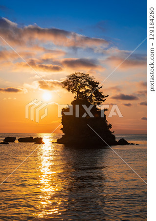 富山灣雨晴海岸的日出,夏季風景 富山灣雨晴海岸的日出,夏季風景 129184260