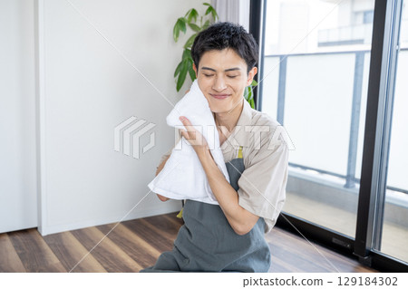 家庭主婦檢查洗好的毛巾的質地 129184302