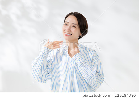 站在陽光下的女人 129184380