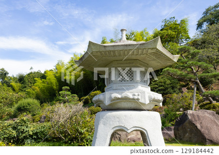 石燈籠在藍天映襯下閃閃發光 129184442