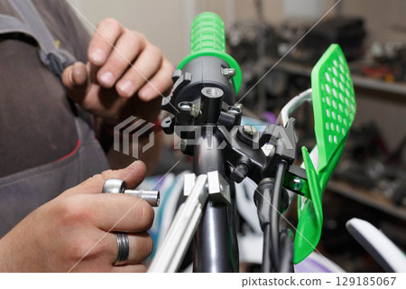 The master installs the plastic protection, as well as the clutch of the motorcycle. 129185067