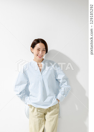 中年婦女微笑著站著 129185292