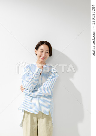 中年婦女微笑著站著 129185294