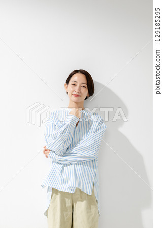 中年婦女微笑著站著 中年婦女微笑著站著 129185295