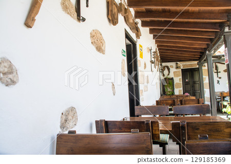 富埃特文圖拉島貝坦庫裡亞的露臺旁有一家明亮的餐廳，牆壁是白色的，配有木桌椅 129185369