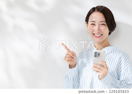 有智慧型手機的女人 129185833