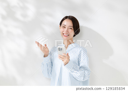 有智慧型手機的女人 129185834