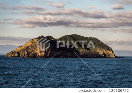 【東京九州渡輪開往真由新門司號，從高知縣姬島市沿岸駛出】 129186732