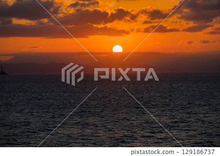 【東京九州渡輪 前往 真由新門司港：宇和島海岸的日落】 129186737