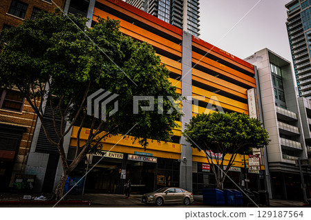 雨後的洛杉磯市中心，色彩繽紛的停車場，多雲，美國 129187564