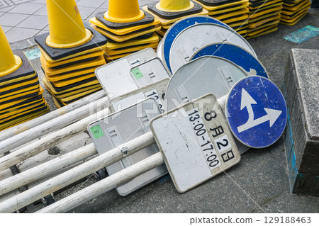 活動場地使用的路標塔和交通標誌 129188463