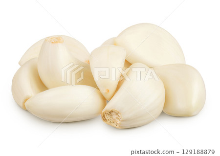 garlic cloves isolated on white background close up garlic cloves isolated on white background close up 129188879