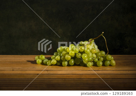 Ripe big bunch of grapes of sultana Ripe big bunch of grapes of sultana 129189163