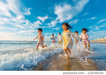 夏日里，孩子們在柔和的陽光下沿著海邊奔跑的場景 129190326