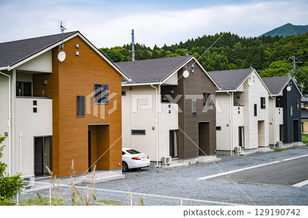 被郊區大自然包圍的現代住宅區一角 被郊區大自然包圍的現代住宅區一角 129190742