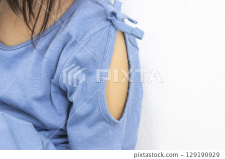 穿露肩連身裙的女孩的肩部區域（日本，5歲） 129190929