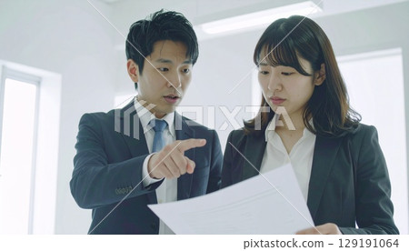 一名女員工在工作中被責罵,一名男員工對她指指點點 一名女員工在工作中被責罵,一名男員工對她指指點點 129191064