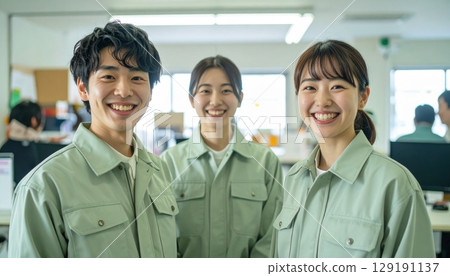 穿著工作服的微笑團隊 129191137