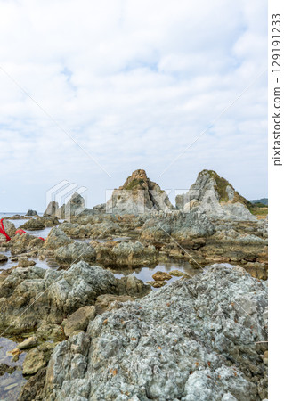 新潟縣佐渡島、佐渡市、佐渡島、七浦海岸、夫妻岩 129191233