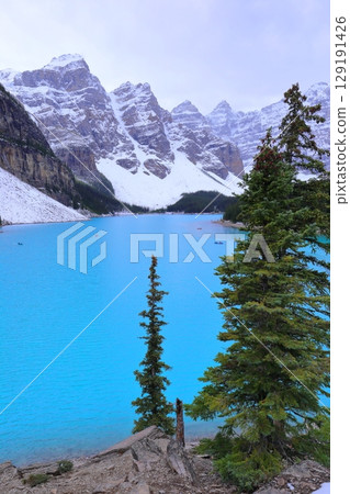 加拿大班夫國家公園夢蓮湖的壯麗景色 加拿大班夫國家公園夢蓮湖的壯麗景色 129191426